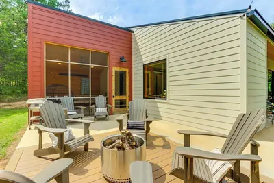 Image de Riverfront Huntsville Cabin w/ Views & Kayaks!