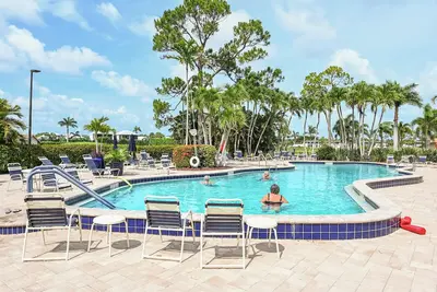 Image de 3 Mi to Downtown Naples: Country Club Condo!