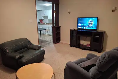 Image de Two Bedroom Walkout Basement Suite by Southgate