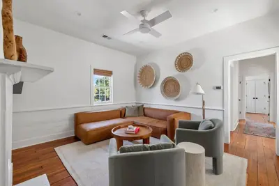 Image de 2 Bedroom + Office - 3 Blocks to King Street