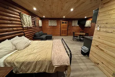 Image de Charming log cabin on gravel back road with peace, quiet, all amenities of home