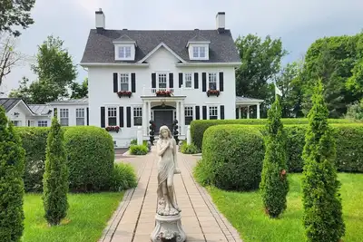 Image de Maison sur le bord de l'eau et vue sur la montagne St-Hilaire