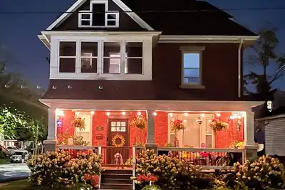 Image de Nestled across the street from Sugarloaf Marina, Lake Erie, & HHKnollPark.