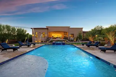 Image de New Year’s Weekend Open 9br Hilltop Estate Luxury w/ Pool, Spa, Theater