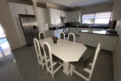 Image de Spacious 3bedroom  suite with Ac, WiFi, backup inverter