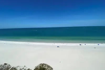 Image de Luxury Beachfront Penthouse -Crescent Beach Club- Panoramic Views Sleeps up to 8