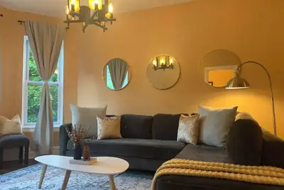 Image de Luxurious Andersonville Oasis