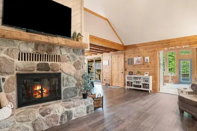 Image de Private escape: log cabin with hot tub on 4 private acres