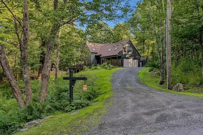 Image de New-Renovated, Large Private Deck | Fox Crossing