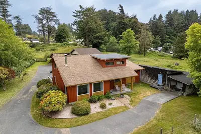 Image de 🌤🏡 Big Bay Cabin - Humboldt Bay Views, Cozy, Centrally Located 🌊