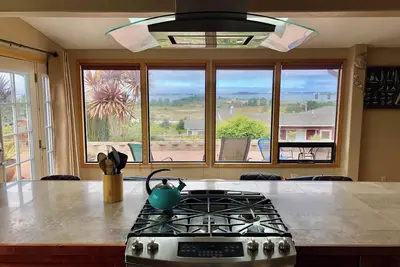 Image de ⚓️ 🌊Nautical Escape- Bay Views, Patio, Near Hwy101