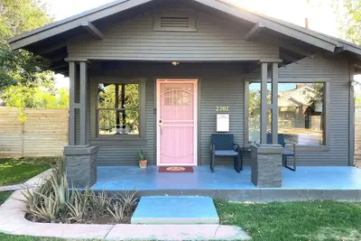 Image de Charming Historic 1915 Bungalow next to Downtown