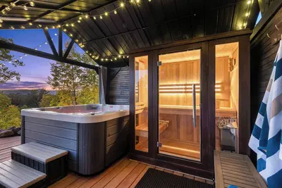 Image de Wow views! 5br, 4b, 3 Kings, Hot Tub & Sauna spa area, 85\" Tv, Pool Table