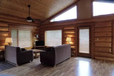 Image de 2 Bed, 2 Bath Log Cabin in Wilderness Resort Near Wells Gray Provincial Park