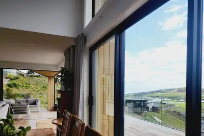 Image de A gorgeous mix of sea, rural and urban views await at Hilltop Haven