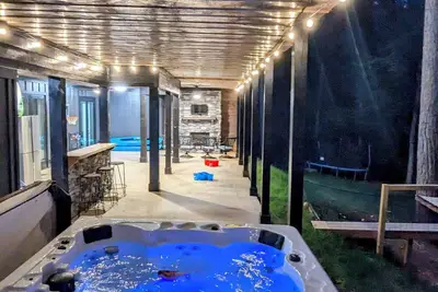 Image de Modern Creek Side Cabin Perfect for Young Families