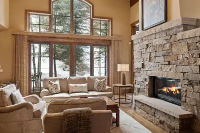 Image de Two Homes in Arrowhead - Sleeps 28, 13 bedrooms, walk to ski!