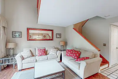 Image de Wonderful Townhome with pool, tennis and quick walk to beach