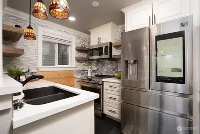 Image de Pacific Nw Heaven:  Modern, remodeled 3br/2Bath Pool/Spa/Fitness, & Views! ! ! !