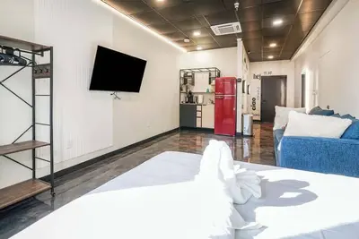 Image de *New* Loft 3 min to Cmu, Pitt Sleeps 4