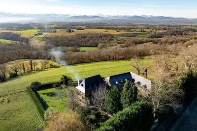 Image de Ensemble de la Ferme Bourdasse vue Pyrénées avec piscine, sauna et bain nordique