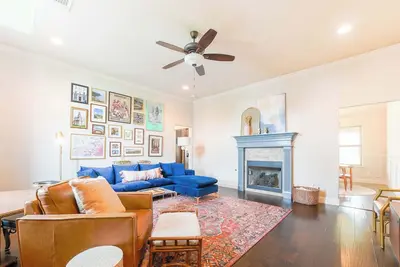 Image de Modern 3br Retreat • Ev Charger • Fenced Yard by Xna