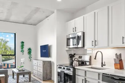 Image de Reluxme|European Flat Near Uptown King Bed + Views