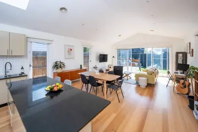 Image de Spacious light-filled 3bd sanctuary in Northcote