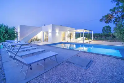 Image de 4 en-suite, 3 km from Nature Reserve sandy beach, swimming pool, prestigious