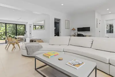 Image de Casa Siesta, Modern, by Design District, Hot Tub