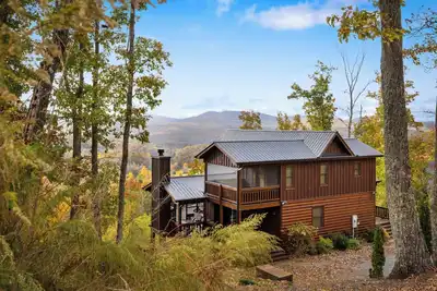 Image de Pet-friendly, mountain view cabin rental with a hot tub, outdoor fireplace, WiFi