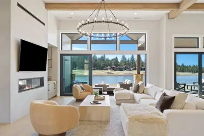 Image de Modern Home, Private Lake, Hot Tub, Game Room, Activities!