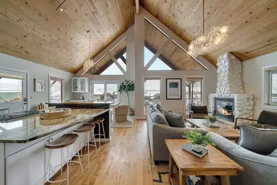 Image de Chalet Ski Retreat w/Scenic Views/Private hot tub