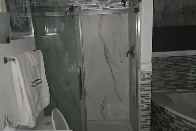 Image de 3-bedroom house in fabulous Lorain on the lake  newly remodeled bath and kitc