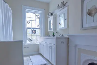 Image de Old Town Portsmouth Retreat in the Historic District