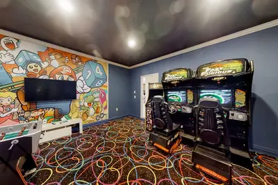 Image de West Facing Pool & Spa, Games Room, 8 Bedrooms. Sleeps 18 in comfort and fun!