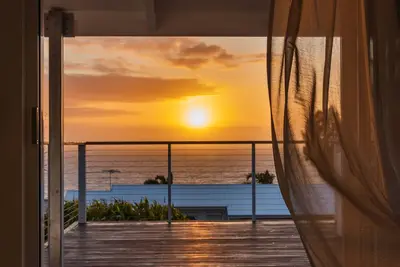 Image de Sunset Ocean Deck, Garden Bbq, Fast Wi-Fi, Walk to Beach – Romantic Coastal Stay