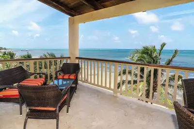 Image de 2 Br Oceanfront Condo with Barrier Reef Views, Resort Pools, Sleeps 5