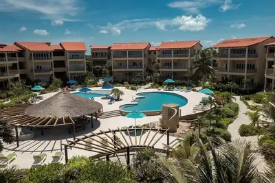 Image de Tropical Escape: 3rd Floor 2br Condo with Garden, Pools & Partial Ocean Views