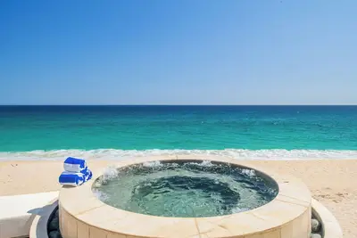 Image de New Listing! 4 Bd Beachfront Villa with Chef & Butler