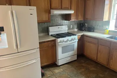 Spacious 3-bedroom apartment in nice Newark with WiFi, Ac. 3 mins to Airport.