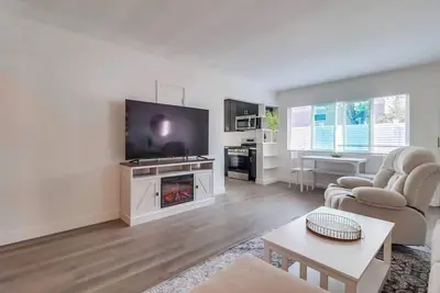 Image de Charming 1 Bed, 1 Bath Condo in the Heart of Coronado Fully Furnished! \n
