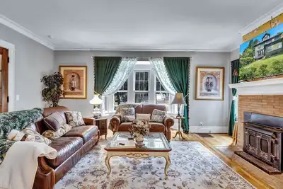 Image de Live in sophistication and elegance in your Vrbo home