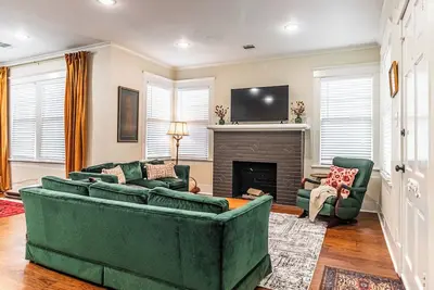 Image de Fully Remodeled Historic Home with King Beds, Close to Everything!
