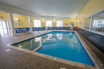 Image de 3 Budget-Friendly Rooms with Heated Indoor & Outdoor Pool + Free Breakfast