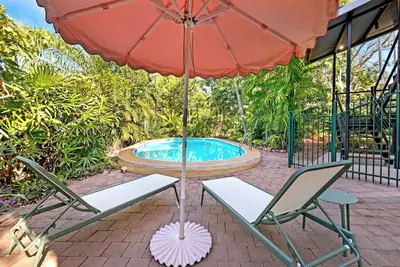 Image de Tropical Luxe Treehouse Lush Poolside Living