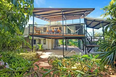 Image de Treehouse in the Tropics A Lush Poolside Lifestyle