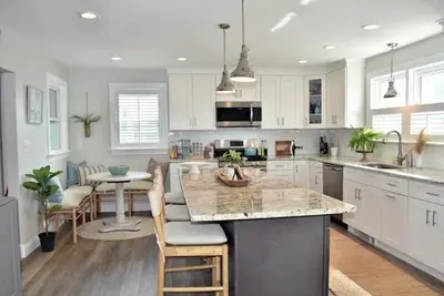 Image de New Charming Walk to beach 2-bedroom Coastal Home