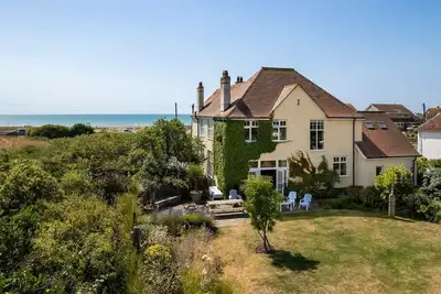 Image de Sunshine House - Cinq Chambres Villa, Couchages 11