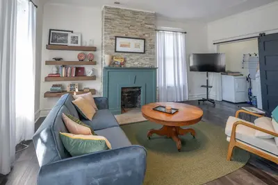 Image de Bluff City Luxe-Loft Huge 2 bed/2bath, King bed, Gated, Fully Renovated